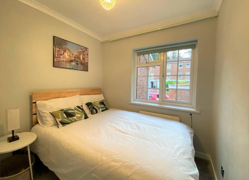 Appartamento Redhill Town Centre 3 Bed House Near Gatwick Airport, Easy Commute To London Esterno foto