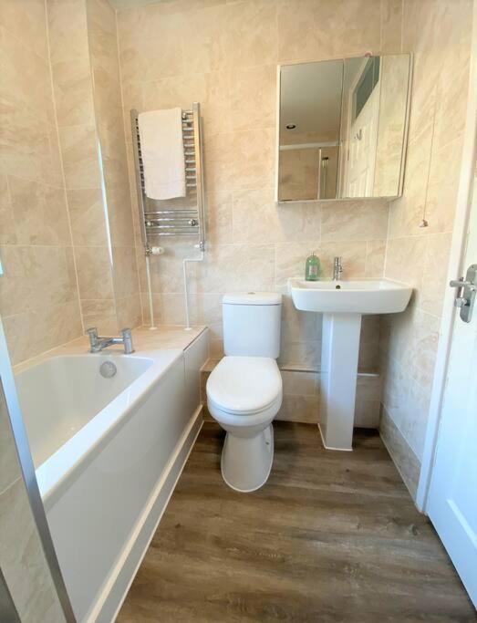 Appartamento Redhill Town Centre 3 Bed House Near Gatwick Airport, Easy Commute To London Esterno foto