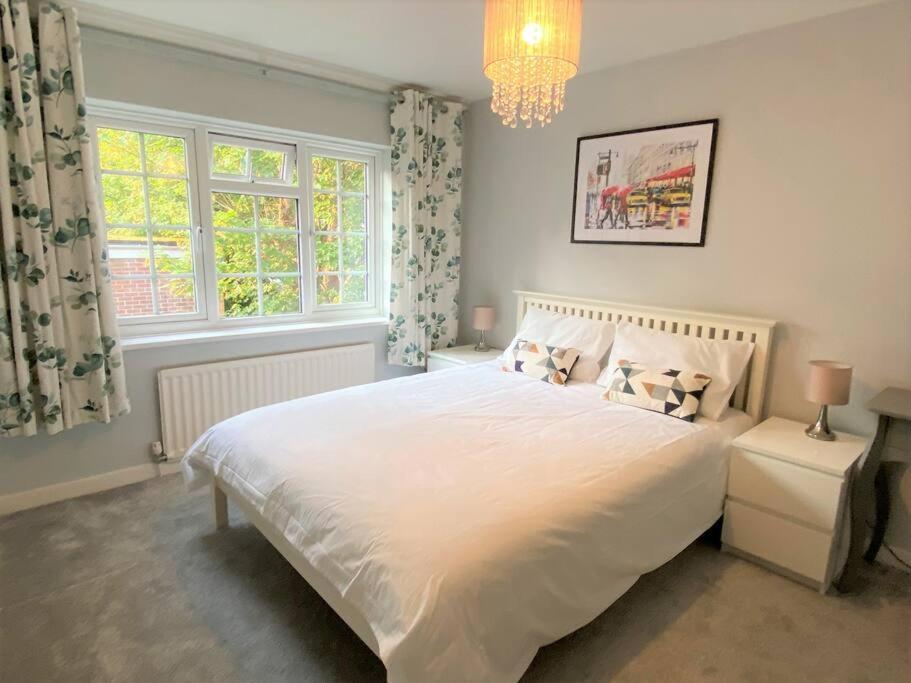Appartamento Redhill Town Centre 3 Bed House Near Gatwick Airport, Easy Commute To London Esterno foto