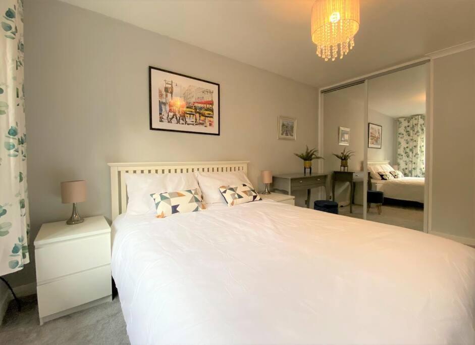 Appartamento Redhill Town Centre 3 Bed House Near Gatwick Airport, Easy Commute To London Esterno foto