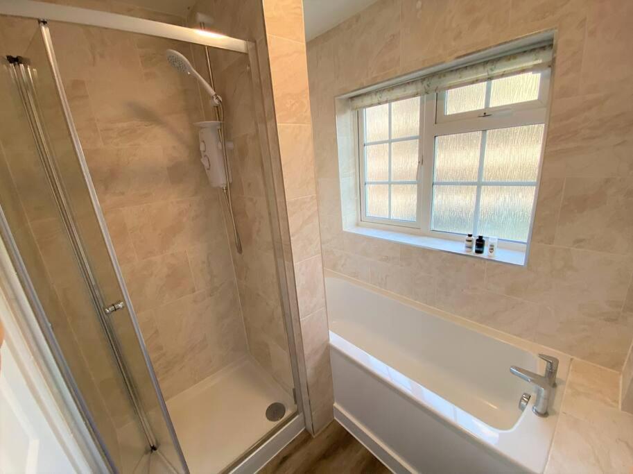 Appartamento Redhill Town Centre 3 Bed House Near Gatwick Airport, Easy Commute To London Esterno foto