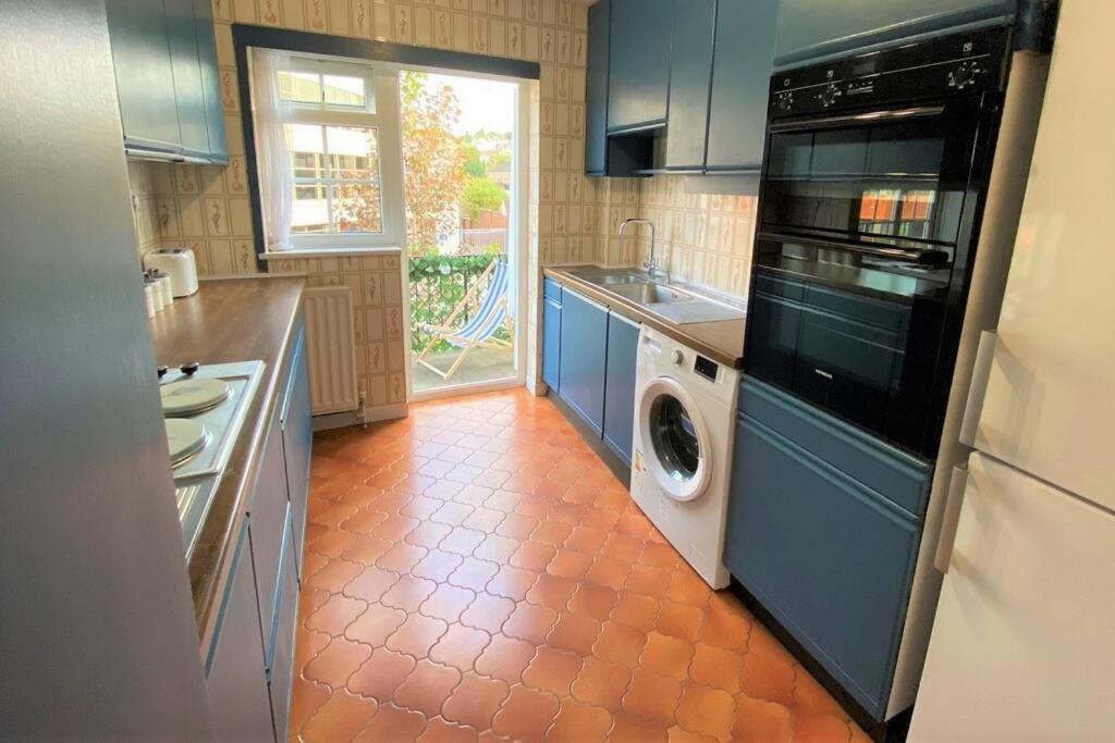 Appartamento Redhill Town Centre 3 Bed House Near Gatwick Airport, Easy Commute To London Esterno foto