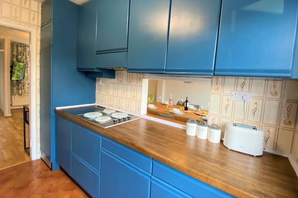 Appartamento Redhill Town Centre 3 Bed House Near Gatwick Airport, Easy Commute To London Esterno foto