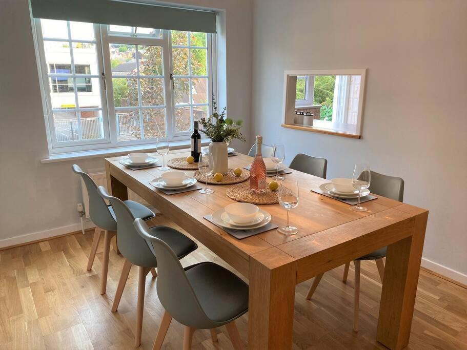 Appartamento Redhill Town Centre 3 Bed House Near Gatwick Airport, Easy Commute To London Esterno foto