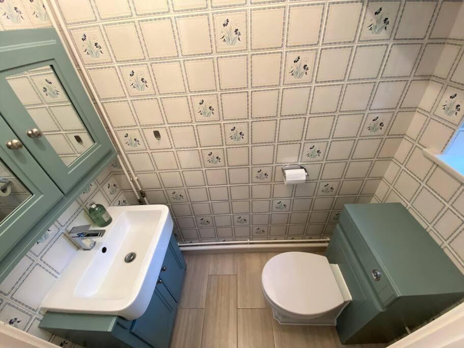 Appartamento Redhill Town Centre 3 Bed House Near Gatwick Airport, Easy Commute To London Esterno foto